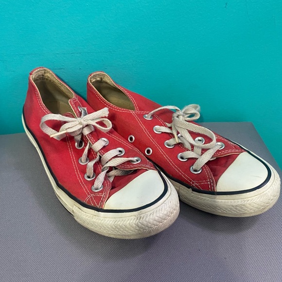 Red converse - Picture 4 of 4